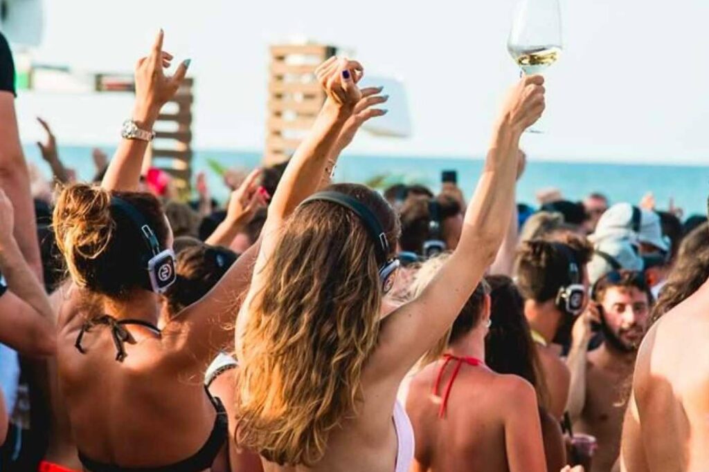 La Mega Silent Disco Gavá Playa, la fiesta de San Juan que tendrá 3 escenarios, 10 artistas con música, artes visuales y gastronomía